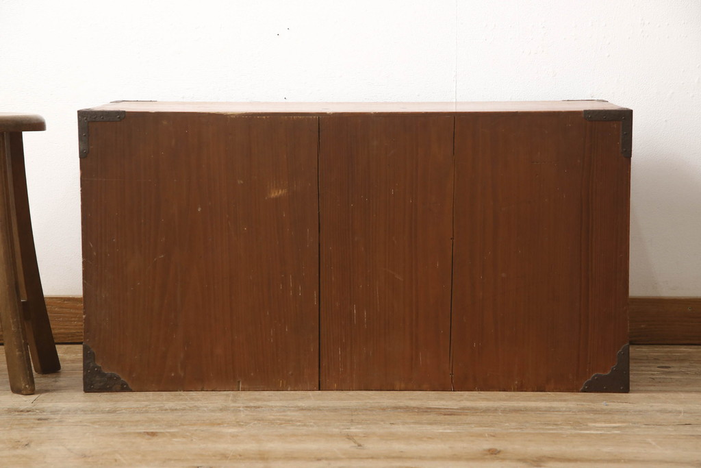 和製アンティーク　前面欅(ケヤキ)材　角手型の引手金具が魅力の時代箪笥ローボード(テレビ台、テレビボード、ローチェスト、引き出し、収納タンス)(R-066131)
