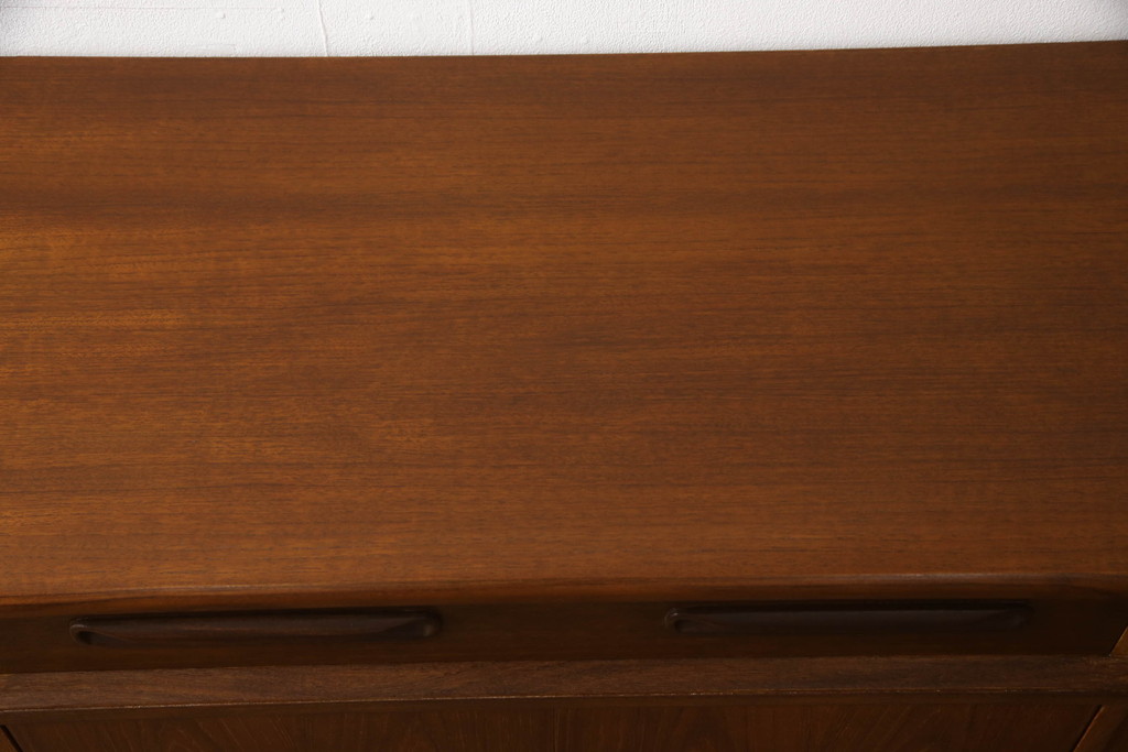 イギリスビンテージ　G-PLAN(ジープラン)　Fresco(フレスコ)　スタイリッシュなデザインが魅力のサイドボード(収納棚、戸棚、サイドキャビネット、北欧、ヴィンテージ)(R-065159)