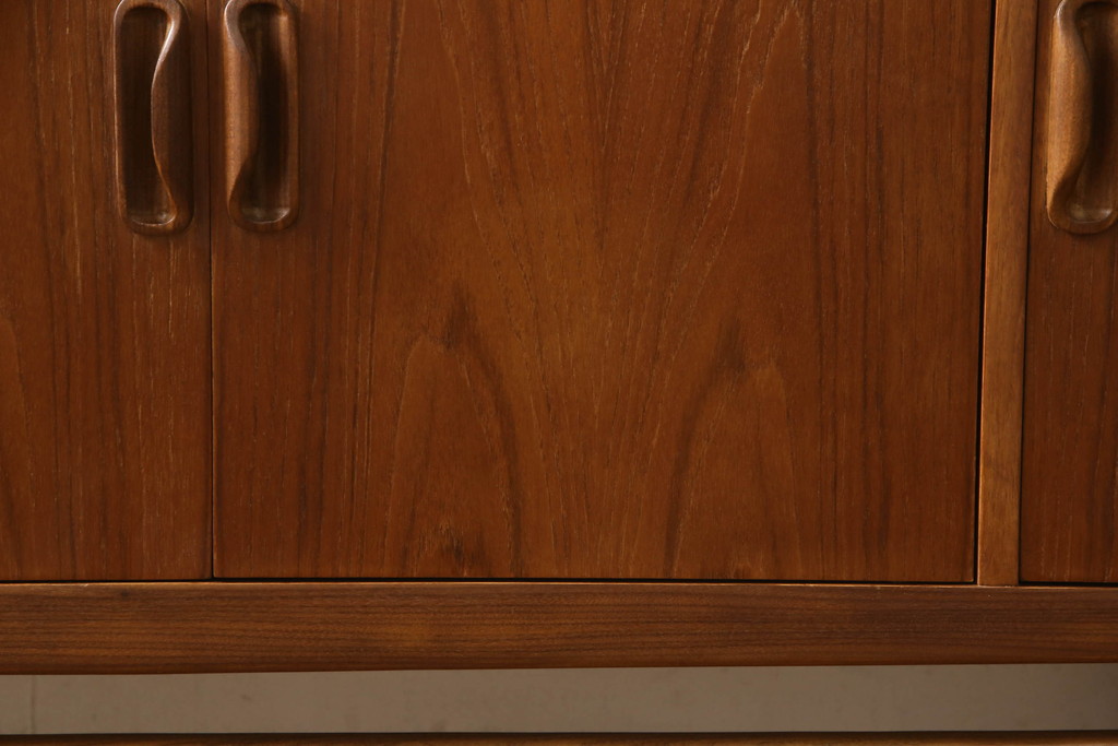 イギリスビンテージ　G-PLAN(ジープラン)　Fresco(フレスコ)　スタイリッシュなデザインが魅力のサイドボード(収納棚、戸棚、サイドキャビネット、北欧、ヴィンテージ)(R-065159)