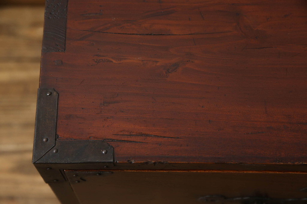和製アンティーク　前面欅(ケヤキ)材　縁起物の金具が魅力の二本松箪笥ローボード(引き出し、時代箪笥、収納タンス、テレビ台、ローチェスト)(R-065715)