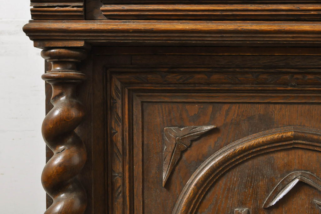 フランスアンティーク　細部にまで施された彫刻が目を引くキャビネット(カップボード、食器棚、陳列棚、収納棚、戸棚、飾り棚)(R-060372)