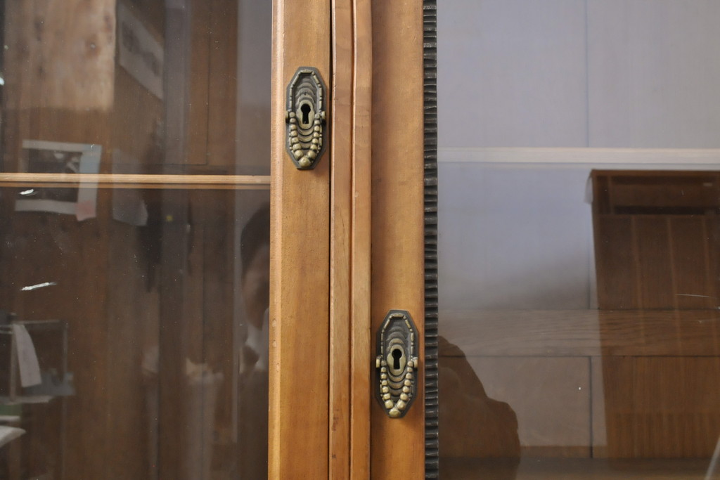 フランスアンティーク　チーク材　ローズウッド　美しい木目と飾り彫りが魅力的なキャビネット(ブックケース、本箱、飾り棚、戸棚、収納棚)(R-055777)