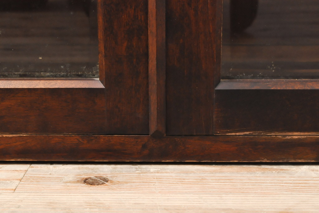 中古　北海道民芸家具　脚(台輪)付きリメイク　落ち着きのある色合いとクラシカルな佇まいが魅力のサイドキャビネット(収納棚、飾り棚、戸棚、本箱、ブックケース)(R-055788)
