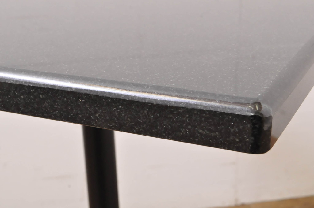 中古　特注　御影石　スタイリッシュでモダンな雰囲気漂うラウンジテーブル(サイドテーブル、コーヒーテーブル)(R-063515)
