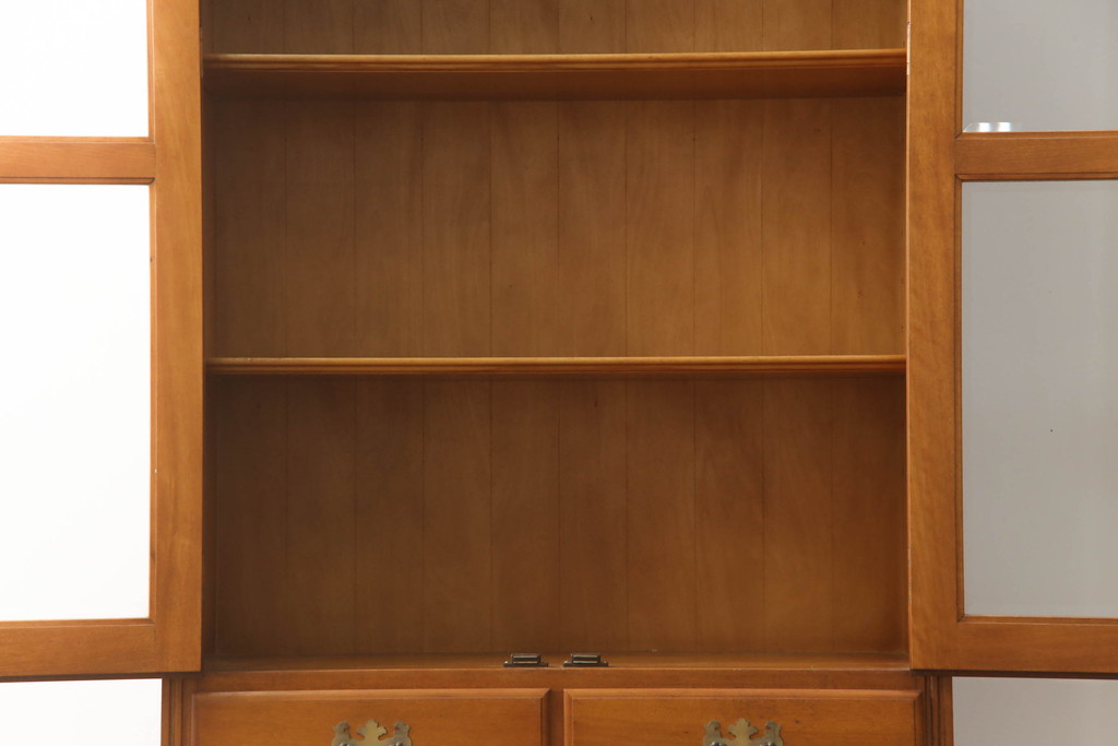 中古　横浜クラシック家具　ダニエル(daniel)　温もりを感じる色合いとクラシカルな佇まいが魅力のブックケース(本箱、収納棚、戸棚、キャビネット、飾り棚)(R-073522)