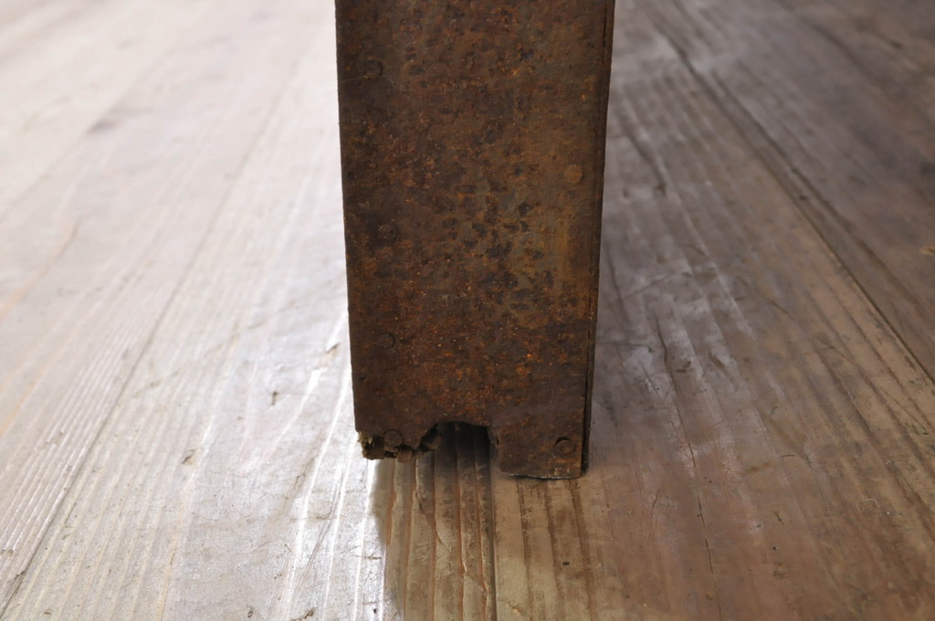 アンティーク建具　重厚で味わい深い鉄板張りの蔵戸1枚(鉄扉、玄関戸、引き戸)(R-072021)