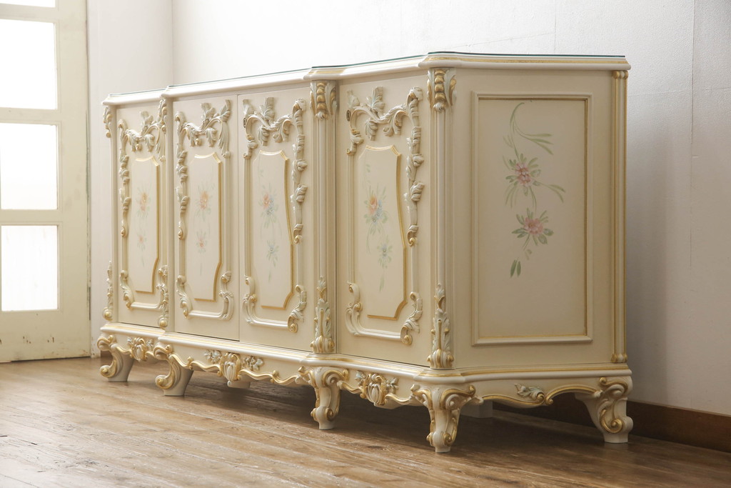 中古　美品　イタリア高級家具　SILIK(シリック)　ロココ調の豪華な装飾が優美なサイドボード(サイドキャビネット、戸棚、収納棚、引き出し)(R-065839)