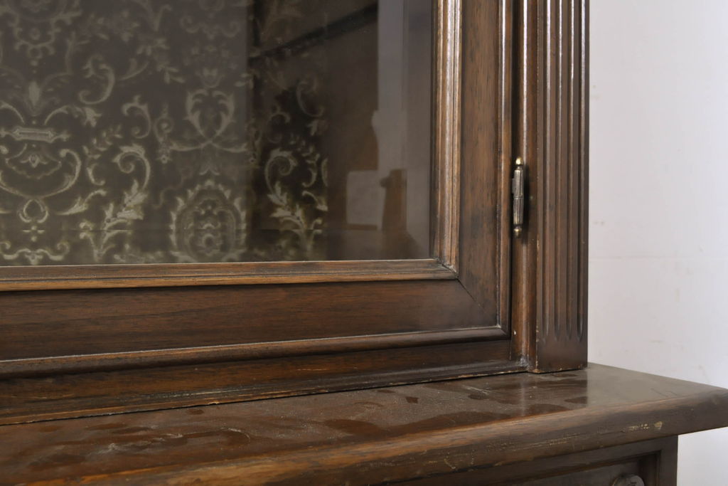 海外アンティーク　ダマスク柄の背板が印象的なキャビネット(カップボード、食器棚、陳列棚、収納棚、戸棚、飾り棚)(R-060415)