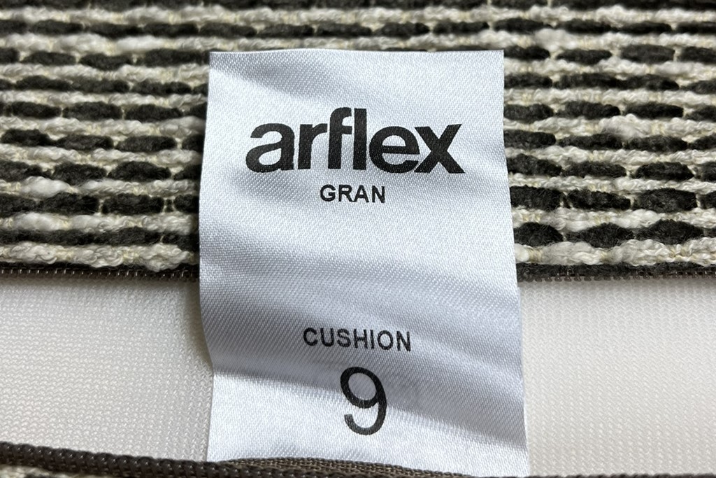 中古　美品　arflex(アルフレックス)　GRAN(グラン)　サイドテーブル付き　レーザーとファブリックの組み合わせがお洒落なクッション付きシステムソファ(本革、カウチソファ、コーナーソファ、ラウンドソファ、アームソファ)(R-068386)