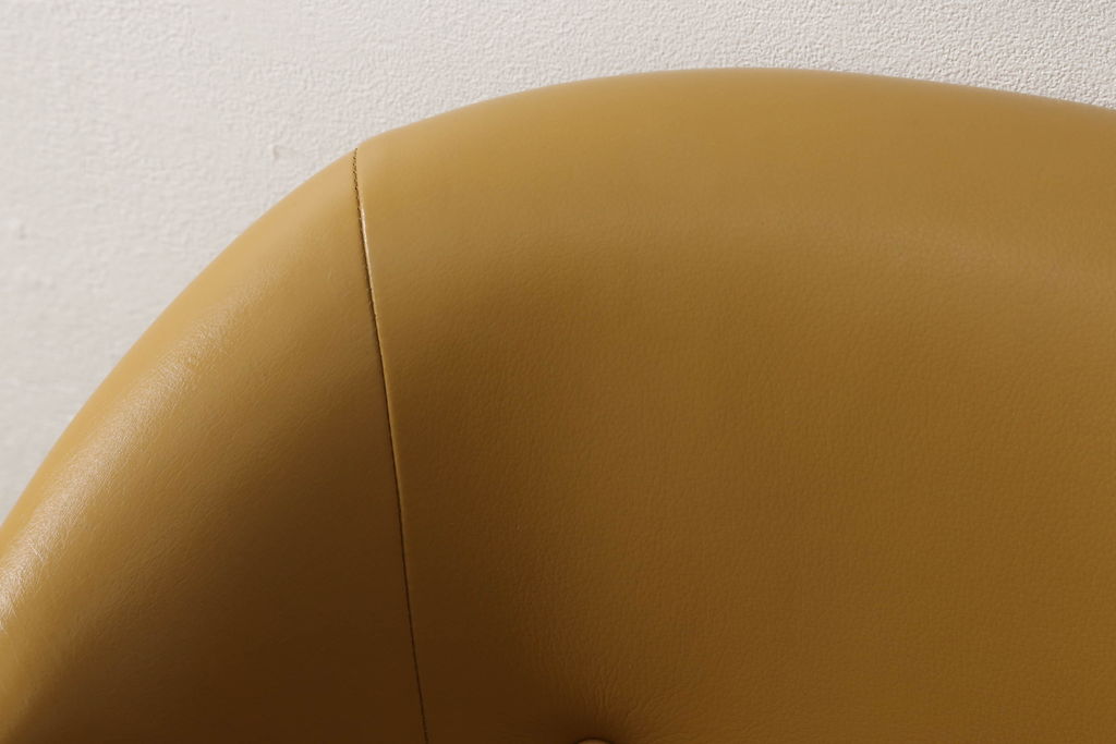 中古　超美品　特注品　横浜ダニエル(daniel)取り扱い　三越家具　カントリーハウス　本革張り　クラシカルで温かみのある空間を演出するアームチェア(ラウンジチェア、椅子)(定価約20万円以上)(R-053904)