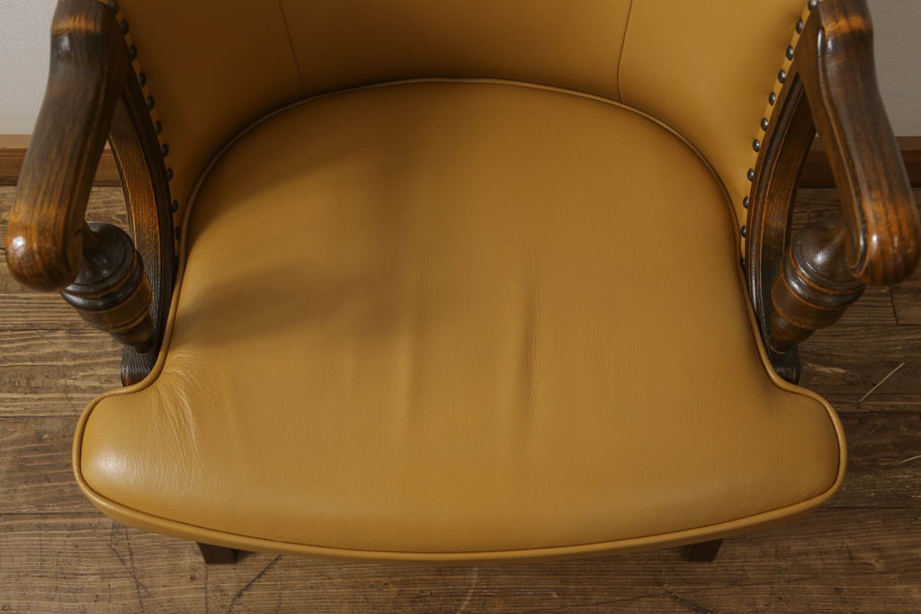中古　超美品　特注品　横浜ダニエル(daniel)取り扱い　三越家具　カントリーハウス　本革張り　クラシカルで温かみのある空間を演出するアームチェア(ラウンジチェア、椅子)(定価約20万円以上)(R-053904)