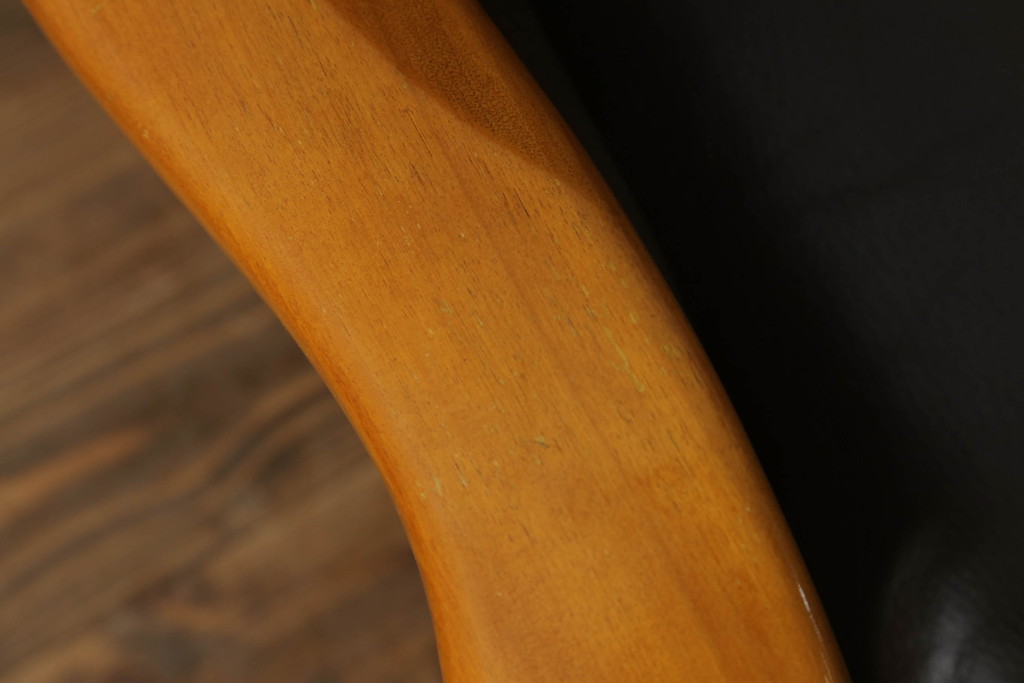 中古　美品　横浜クラシック家具　ダニエル(daniel)　レオナアームチェア (Leona)　A-516　優雅で高級感漂うデザインが魅力の本革一人掛けソファ(1Pソファ、1人掛けソファ、ラウンジチェア、レザーチェア)(R-066804)