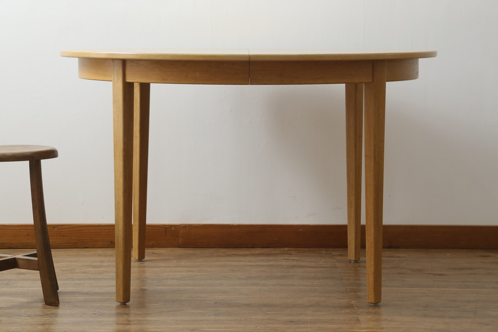 デンマークビンテージ　オーク材　ナチュラルな雰囲気が魅力的なエクステンションテーブル(ラウンドテーブル、ダイニングテーブル、食卓、2人掛け、4人掛け、6人掛け、北欧、ヴィンテージ)(R-068641)