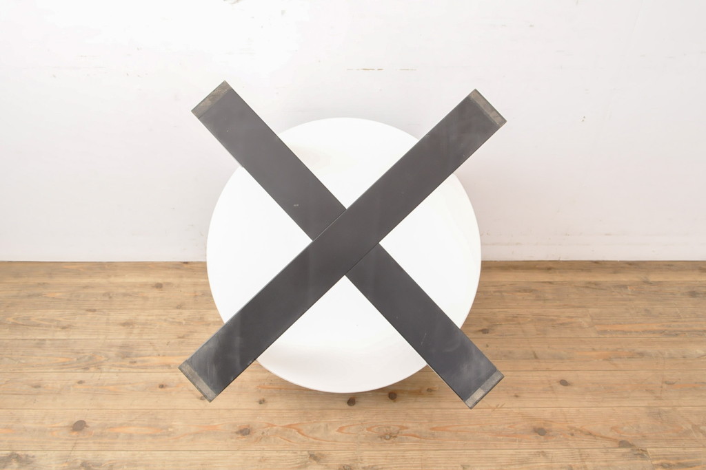 中古　特注品　モダンなデザインでスタイリッシュな空間づくりに活躍するサイドテーブル(コーヒーテーブル、ラウンドテーブル、エンドテーブル)(定価約15万円)(R-055678)