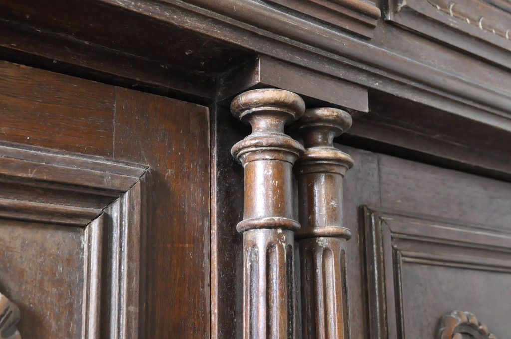 オランダアンティーク　堂々とした佇まいの彫刻キャビネット(食器棚、戸棚、収納棚、カップボード)(R-072029)