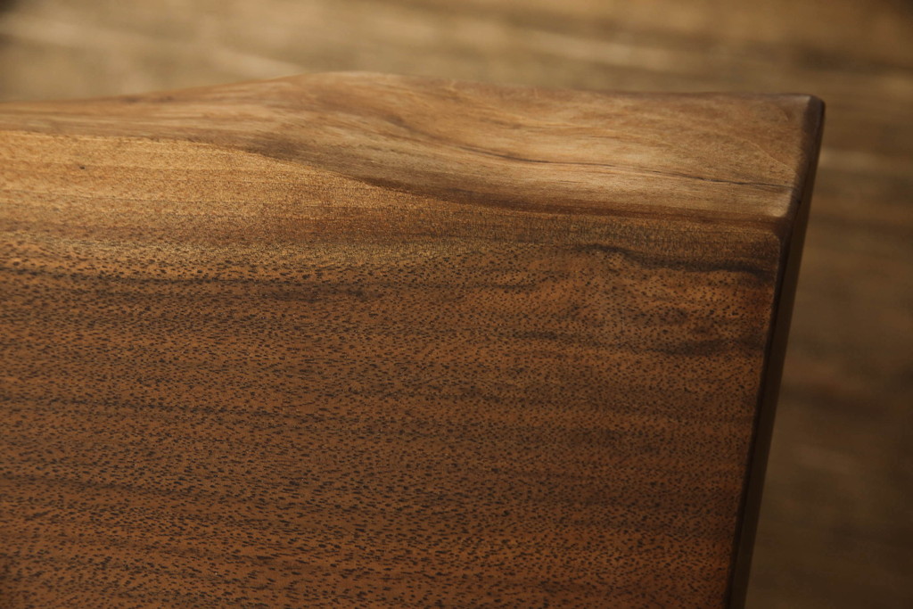 中古　美品　IDC大塚家具取り扱い　木の温もりを感じられるウォールナット1枚板のダイニングテーブル(4人掛け、6人掛け、作業台)(定価約50万円)(R-058299)