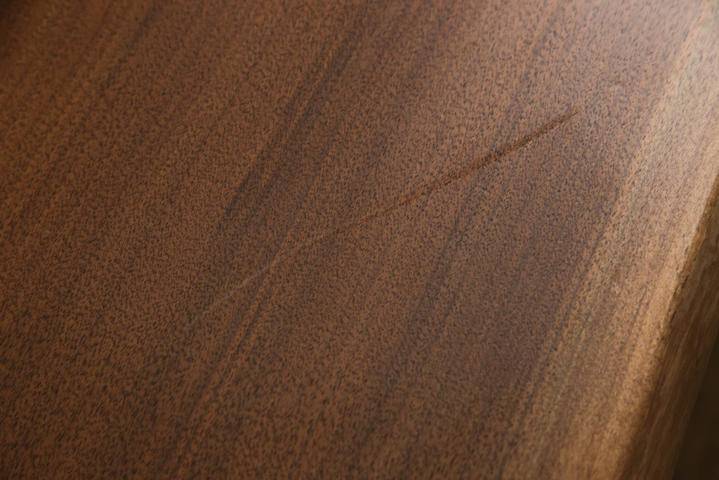 中古　美品　IDC大塚家具取り扱い　木の温もりを感じられるウォールナット1枚板のダイニングテーブル(4人掛け、6人掛け、作業台)(定価約50万円)(R-058299)