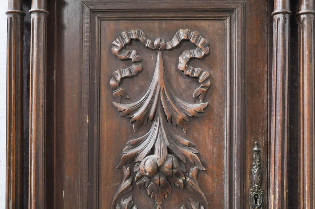 オランダアンティーク　クラシカルな佇まいの彫刻キャビネット(サイドキャビネット、サイドボード、戸棚、収納棚、カウンターテーブル)(R-072031)