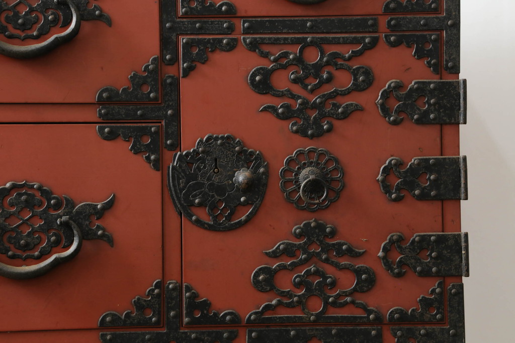 和製ビンテージ　米沢箪笥　伝統工芸　漆塗り　朱塗りの赤と金具の黒のコントラストが美しい重ね箪笥(和タンス、収納箪笥、小箪笥、ヴィンテージ)(R-074148)