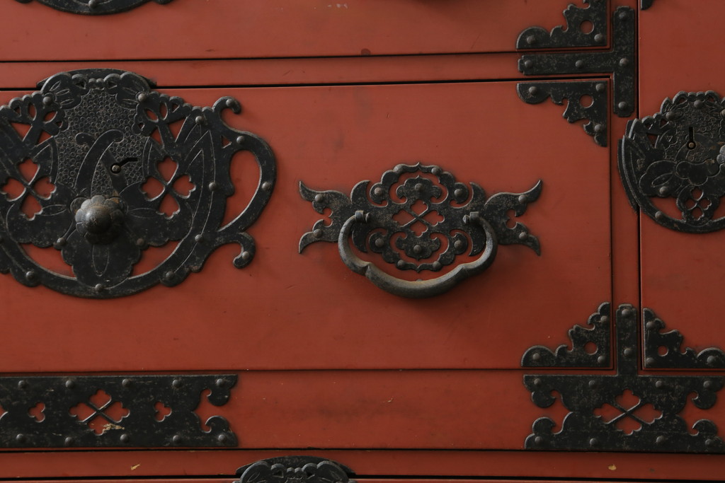 和製ビンテージ　米沢箪笥　伝統工芸　漆塗り　朱塗りの赤と金具の黒のコントラストが美しい重ね箪笥(和タンス、収納箪笥、小箪笥、ヴィンテージ)(R-074148)