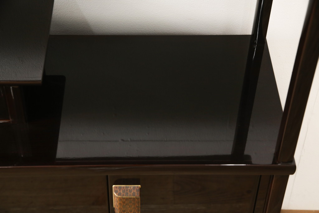 中古　美品　最高級　国産工芸家具　黒タン　漆塗りの艶が美しい和モダンな飾り棚(黒檀、茶棚、違い棚、収納棚、戸棚、陳列棚)(定価約120万円)(R-059846)