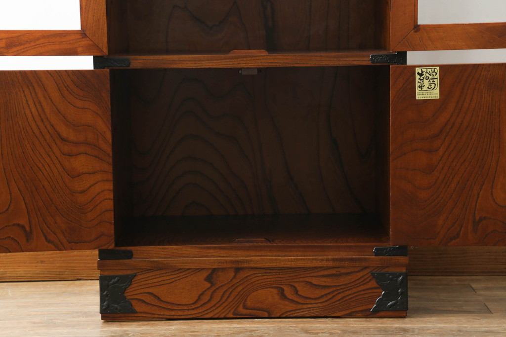 中古　岩谷堂箪笥　上品なデザインの黒金具がアクセントになった縦型キャビネット(収納棚、戸棚、飾り棚、ブックケース、本箱)(R-066175)