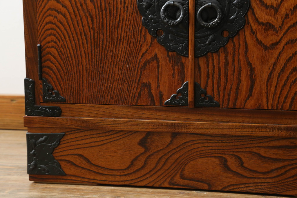 中古　岩谷堂箪笥　上品なデザインの黒金具がアクセントになった縦型キャビネット(収納棚、戸棚、飾り棚、ブックケース、本箱)(R-066175)