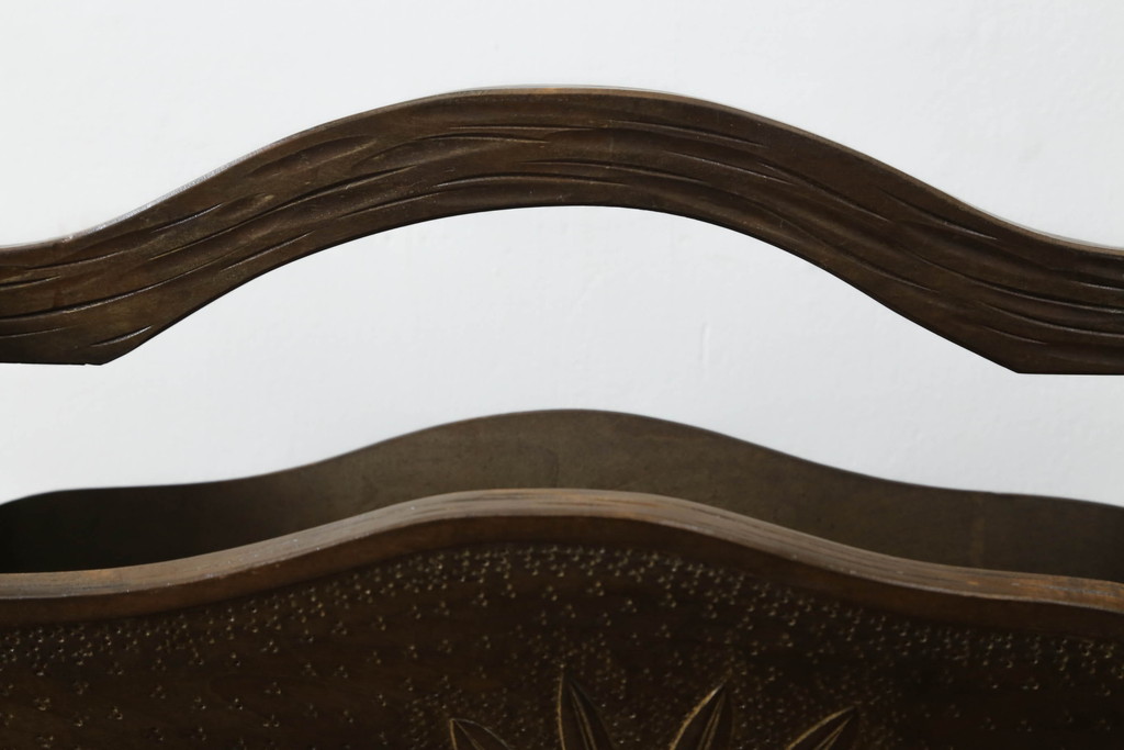 中古　軽井沢彫り　曲線を描いたデザインが個性的なマガジンラック(本立て)(R-053833)