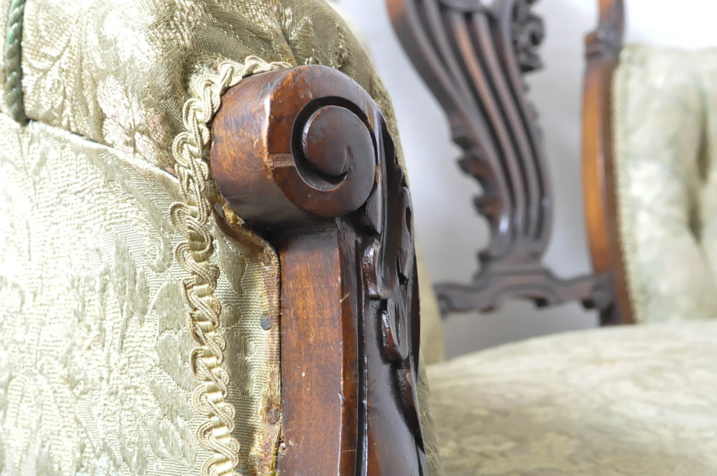 イギリスアンティーク　マホガニー材　背もたれのエレガントな彫刻が美しい2人掛けソファ(セティ、アームソファ、二人掛け、サロンチェア、英国)(R-065641)
