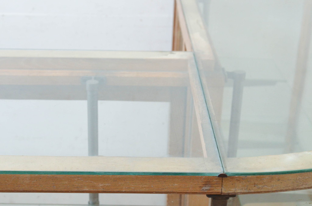 和製アンティーク　曲げガラス　レトロな雰囲気漂うL型ガラスケース(Rガラス、曲面ガラス、カウンター、ショーケース、キャビネット、飾り棚、陳列棚、店舗什器)(R-072640)