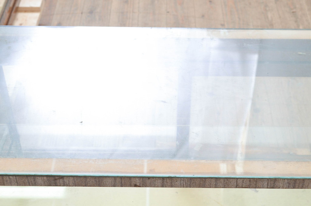 和製アンティーク　曲げガラス　懐かしい雰囲気漂う卓上L型ガラスケース(Rガラス、曲面ガラス、カウンター、ショーケース、キャビネット、飾り棚、陳列棚、店舗什器)(R-072641)