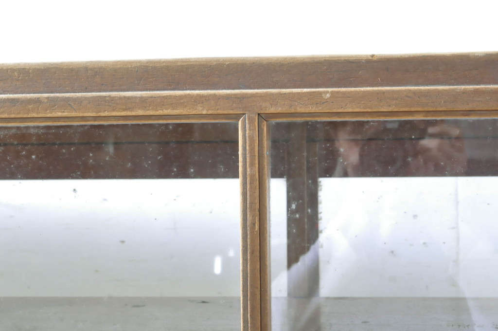 和製アンティーク　ガラス天板・ガラス棚板リメイク　経年による風合いが魅力の大振りなカウンターガラスケース(ショーケース、飾り棚、陳列棚、店舗什器)(R-065793)