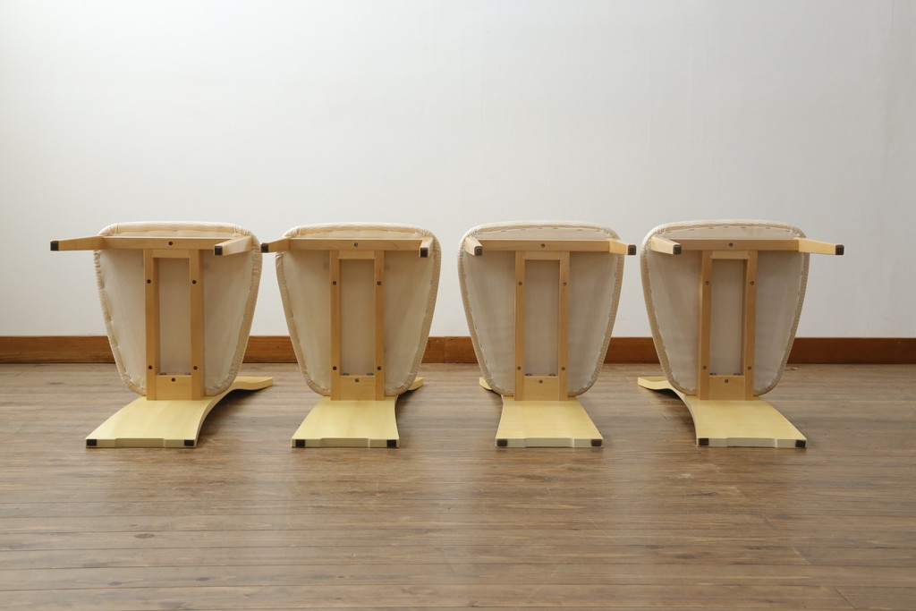  中古　美品　IDC大塚家具取り扱い　オーダー品　松創　ホワイトシカモア材　魅力的なデザインが目を惹くチェア4脚セット(ダイニングチェア、椅子、イス)(定価4脚で約60万円)(R-069236)