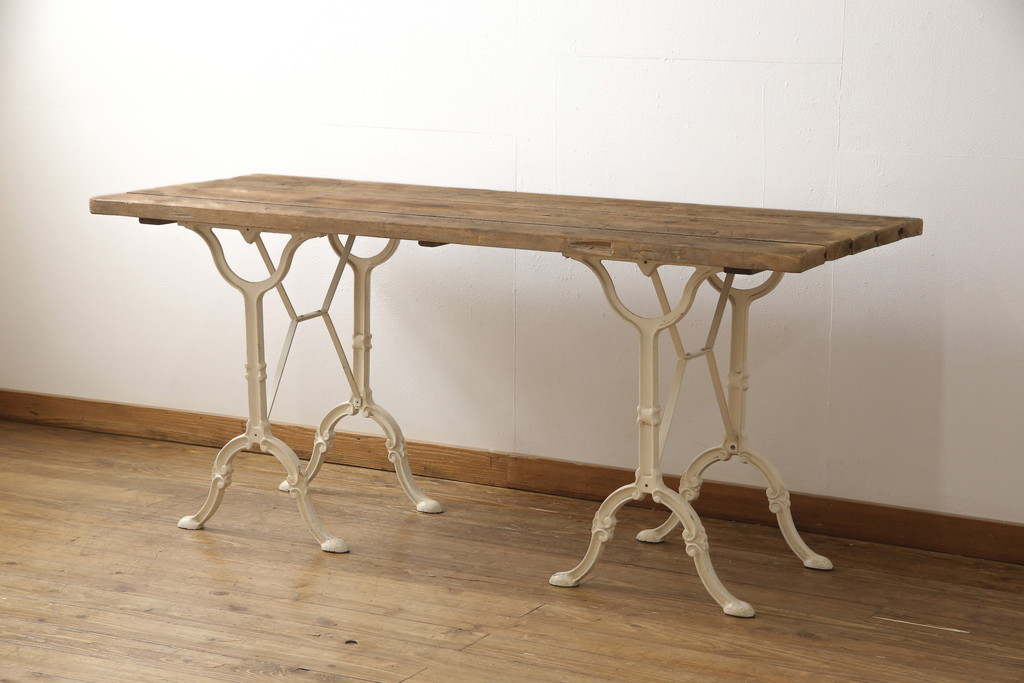 中古 ナチュラルな雰囲気がかわいらしいアンティーク風鉄脚テーブル