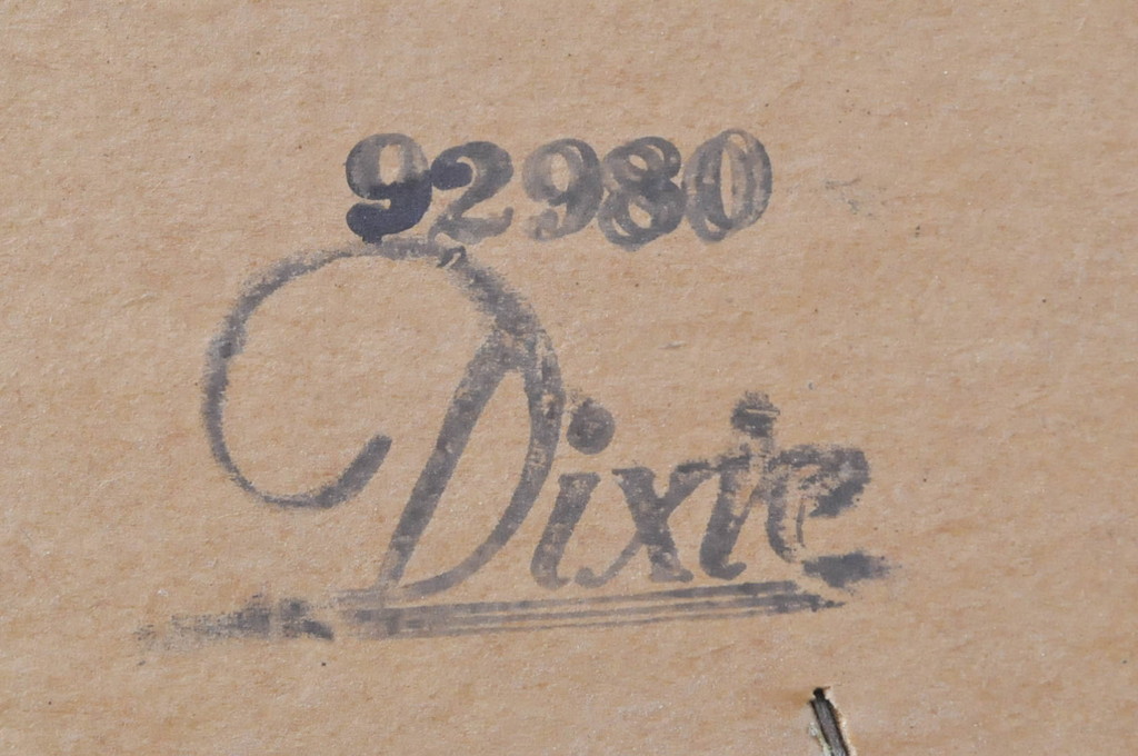 アメリカビンテージ　ディキシー(Dixie)　アンティーク調の優美なデザインが魅力の猫脚サイドボード(引き出し、サイドチェスト、ヴィンテージ)(R-066045)