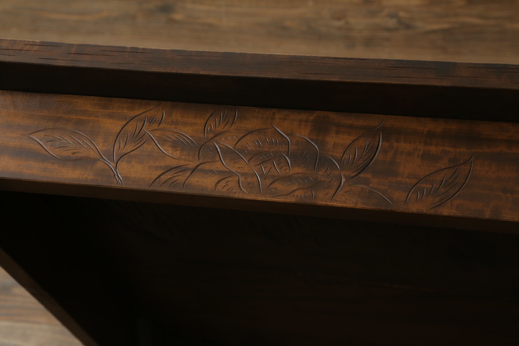 中古　美品　伝統工芸　軽井沢彫り　咲き誇る花の彫刻が美しいダイニングテーブル(作業台、食卓、2人掛け、4人掛け、二人掛け、四人掛け)(R-069078)