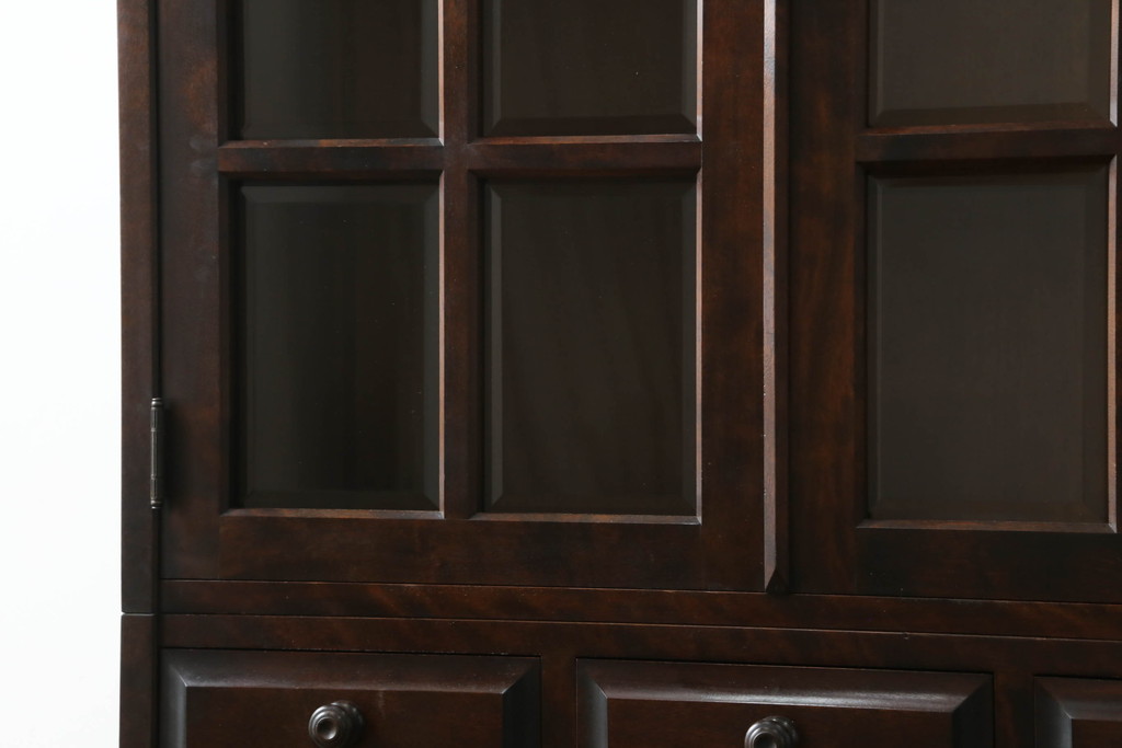 中古　美品　北海道民芸家具　美しい木肌とシックな佇まいが魅力的なキャビネット(食器棚、収納棚、戸棚、カップボード、飾り棚、本箱)(R-072042)