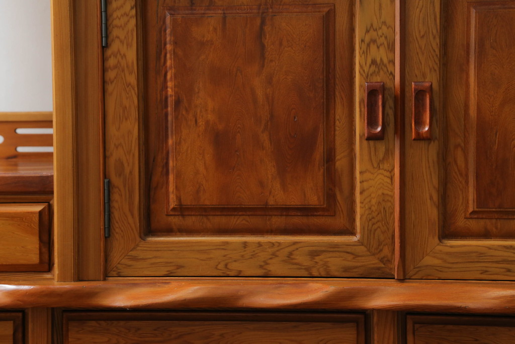 中古　美品　和製民芸家具　屋久杉　無垢材　漆塗りの艶やかな木肌が美しい飾り棚(収納棚、戸棚、茶棚、違い棚、茶箪笥)(R-059936)