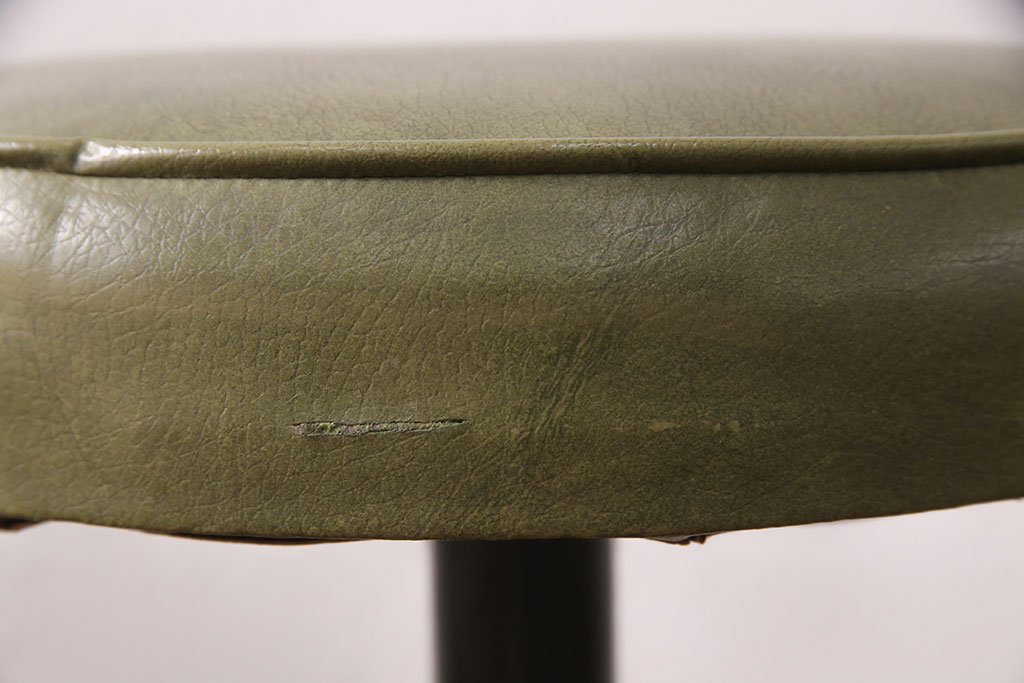 ヴィンテージ家具　アメリカビンテージ　脚のデザインがおしゃれ!レトロな雰囲気を醸しだす回転チェア3脚セット(カウンタースツール、ハイスツール、ハイチェア)(R-049244)