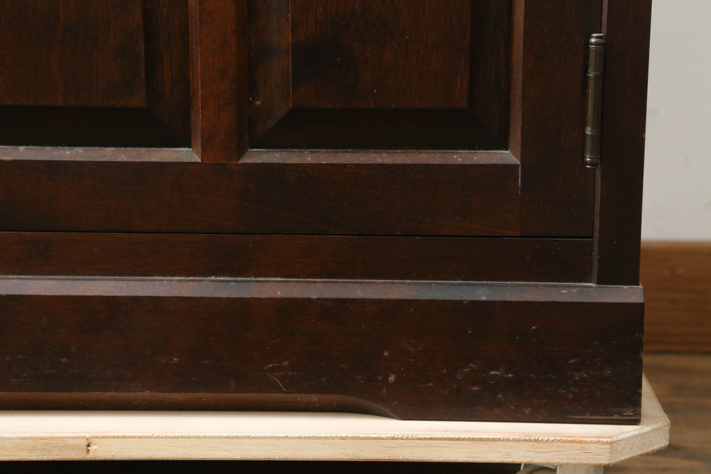 中古　北海道民芸家具　落ち着いた佇まいとシンプルなデザインが魅力的な書棚(ブックケース、本箱、収納棚、戸棚、食器棚、カップボード、飾り棚、キャビネット)(R-074155)
