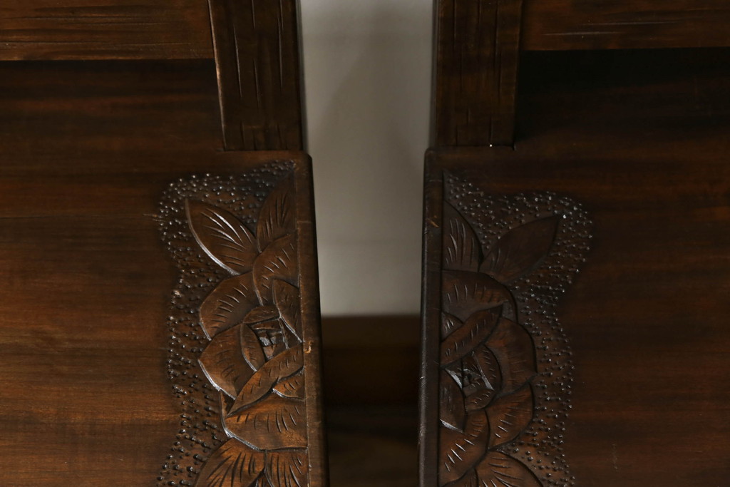 中古　民芸家具　軽井沢彫り　和モダンな佇まいが魅力のチェア2脚セット(板座チェア、椅子、イス、ダイニングチェア)(R-068925)