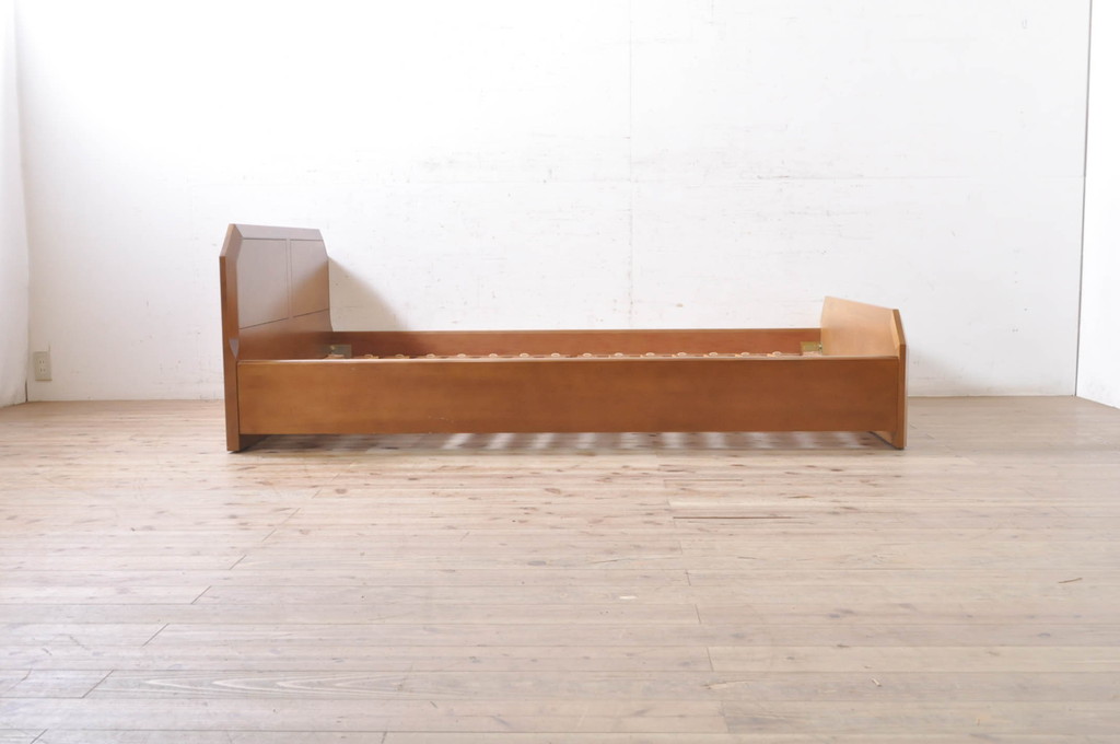中古　カリモク家具(karimoku)　domani(ドマーニ)　シンプルなデザインが使いやすいすのこ付きベッドフレーム(セミダブル)(R-072069)