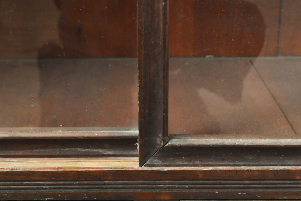 和製アンティーク　昭和初期　大正ロマン　クラシカルな雰囲気が素敵なキャビネット(収納棚、戸棚、ガラスケース、Gケース、飾り棚)(R-059532)