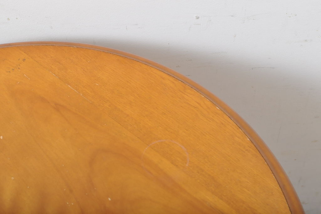 中古　横浜ダニエル(daniel)　挽き物の脚がクラシカルな雰囲気を高める丸テーブル(ラウンドテーブル、サイドテーブル、コーヒーテーブル)(R-060533)