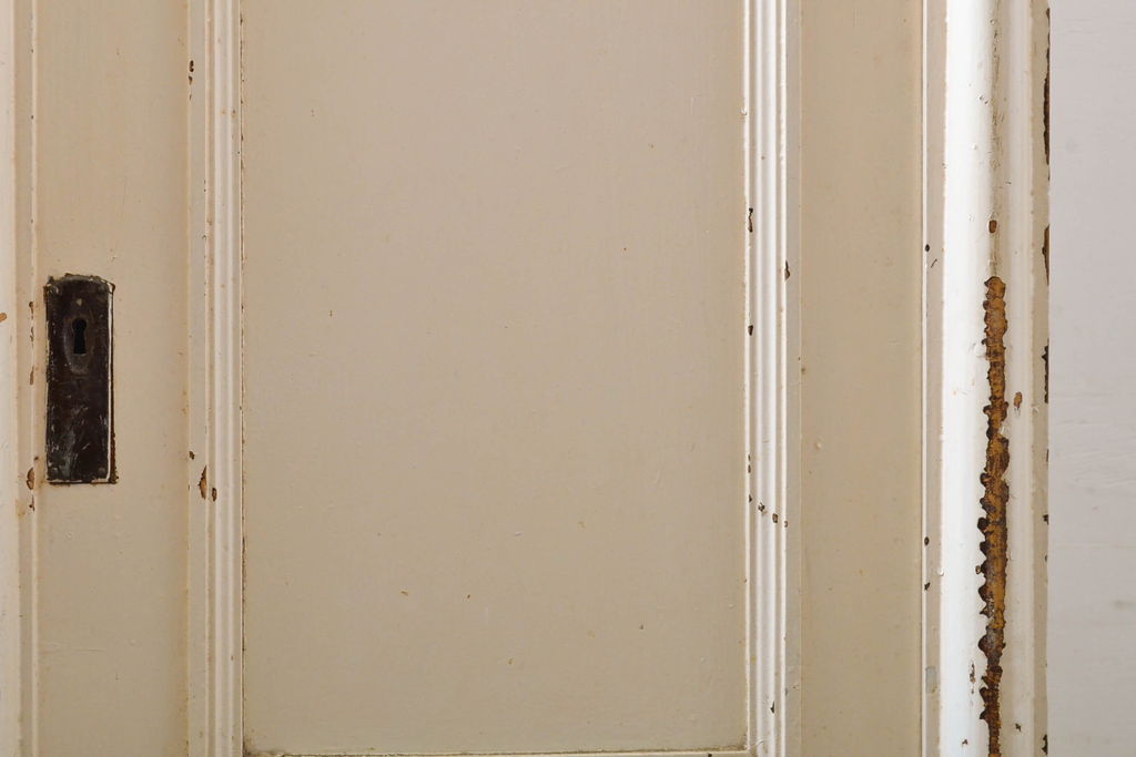 フランスアンティーク　パイン材　アイボリーカラーの優しい色合いがお洒落なペイントワードローブ(洋服タンス、収納棚、キャビネット、引き出し)(R-060235)