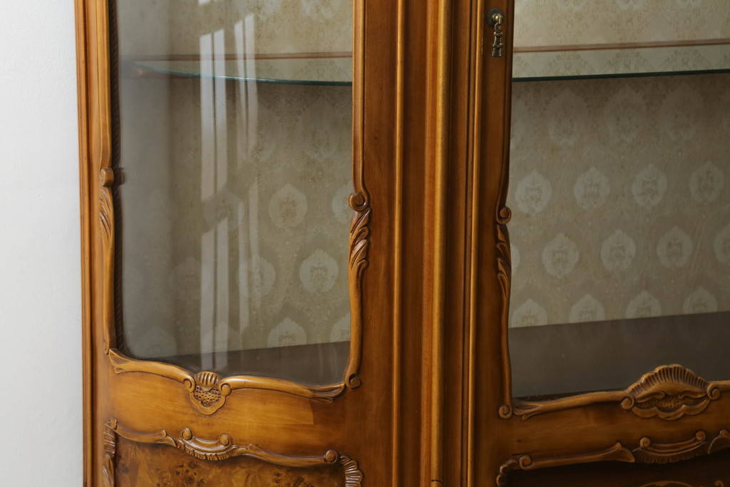中古　美品!!　イタリア家具　繊細で優美な彫刻入りのロココ調キャビネット(キュリオケース、ガラスケース、ショーケース、飾り棚、店舗什器)(R-074527)