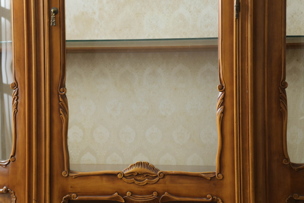 中古　美品!!　イタリア家具　繊細で優美な彫刻入りのロココ調キャビネット(キュリオケース、ガラスケース、ショーケース、飾り棚、店舗什器)(R-074527)
