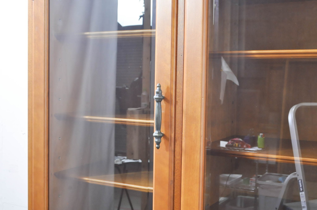 中古　美品　横浜クラシック家具　ダニエル(daniel)　クラシカルな雰囲気のお部屋づくりにおすすめなキャビネット(食器棚、収納棚、戸棚、カップボード)(R-071177)