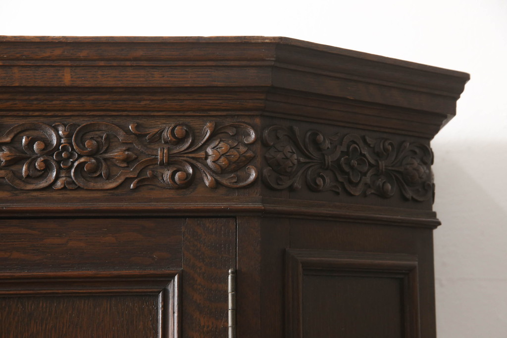 イギリスアンティーク　高級メーカー　メープル(MAPLE)社製　オーク材　美しく細やかな彫刻が目を惹くワードローブ(洋服タンス、衣装タンス、収納棚)(R-065225)