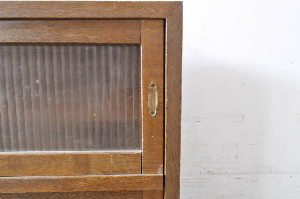 和製アンティーク　前面ナラ材　どこか懐かしい雰囲気が漂うモールガラス入りのレトロな収納棚(戸棚、食器棚、キャビネット)(R-071287)